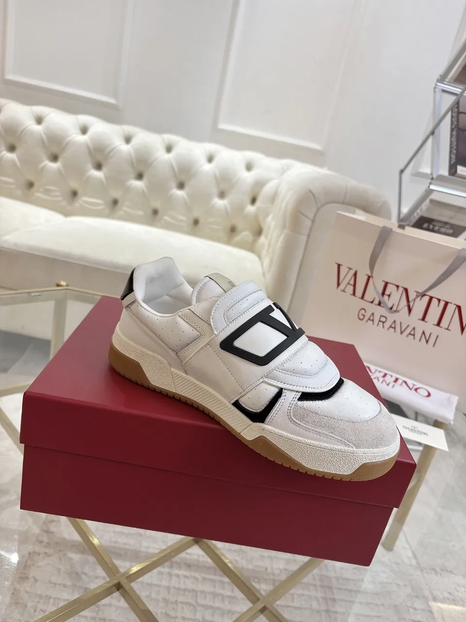 👟👟Ex-factory price 640👟👟 🔺Valentino🔺 Valentino casual shoes! Top version!  Purchase the original version and develop it 1:1! Lasting technology, classic splicing, fashionable and versatile, 🎁Full set of packaging at the same time at the counter. Fabric: customized cowhide + super soft sheepskin + mercerized cow suede. Lining: original double-sided velvet + breathable mesh. Outsole: original TPU material outsole, non-slip and wear-resistant. Code number: men 39~46